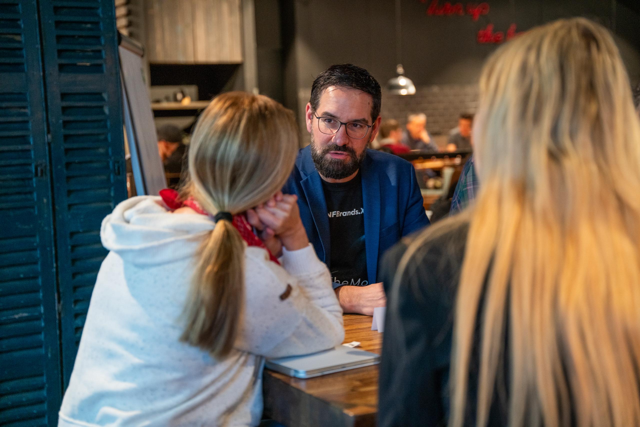 KINN-Event: Gespräche am Tisch zwischen Founderinnen und Engineers